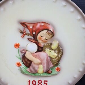 Vintage 1985 Goebel M. J. Hummel 15th Annual Plate Girl w/baby chicks W. Germany